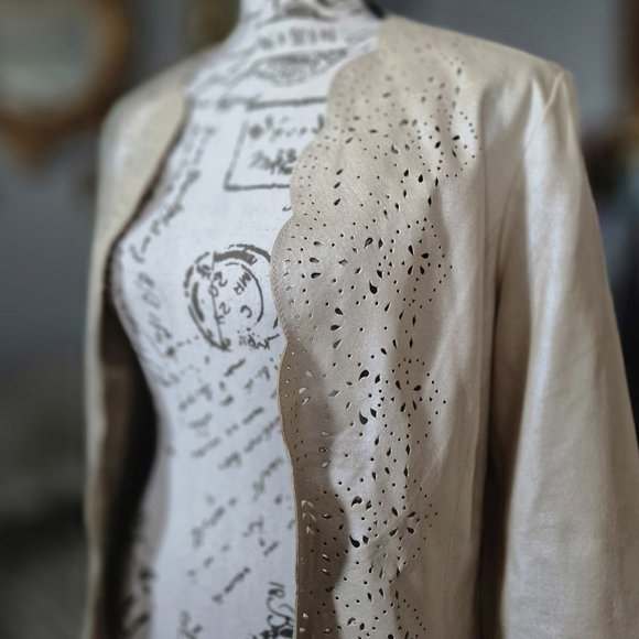 C Concept 100% Leather Cream Scalloped Coastal Cowgirl Blazer Size 8 - Picture 5 of 10